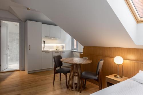 Large Double Room image 10