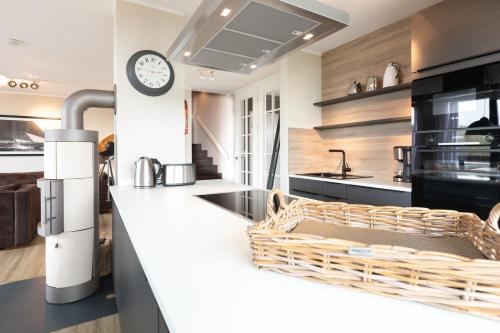 مطبخ, Reethuus Sud Modern retreat in جوست