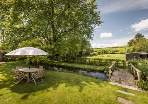 Dārzs, Stylish 1-bed Cottage Escape in Piddlehinton in Piddlehinton