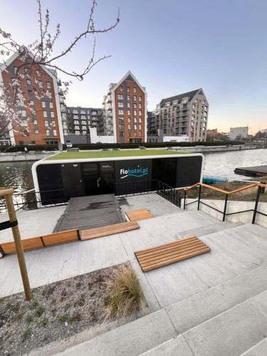 Dom na Wodzie - Flohotel in Nether city