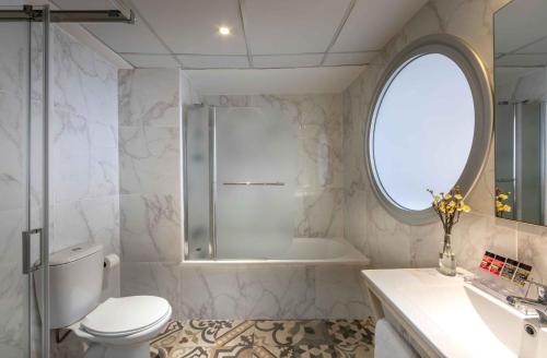 Deluxe Double Room with Sea View image 10