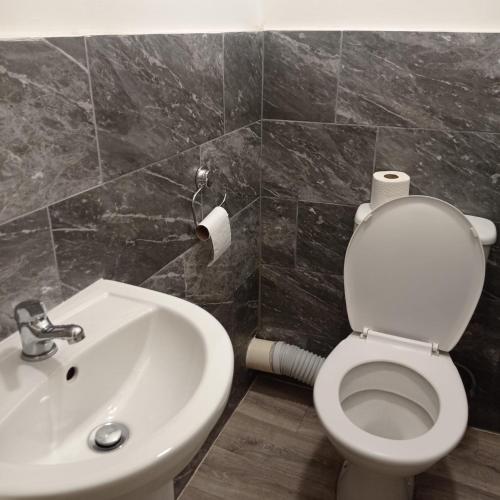 Double-Bedroom in the Heart of Salford Manchester Perfect for Short Stays LT3, Manchester (photo 8)