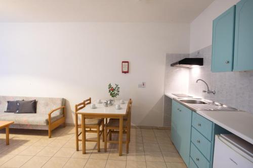 DebbieXenia Hotel Apartments - image 10