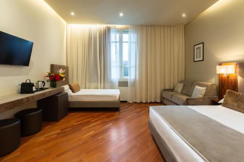 Hotel Embassy Room Type - Deluxe Family Room