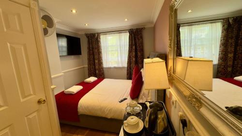 Classic Hyde Park Hotel - image 11