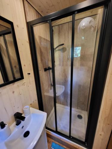 ฝักบัว, Glamping maringotka Free country Vogelsang in คาสเปอส์เก โฮรี