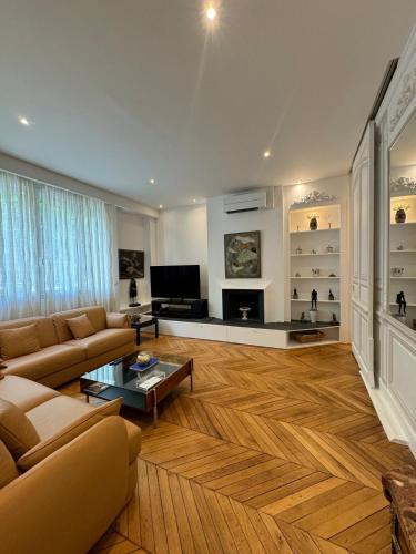 Luxurious 2 bedroom apartment, located in Avenue George V, Paříž