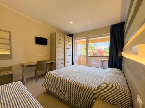Deluxe Double or Twin Room with Balcony image 8