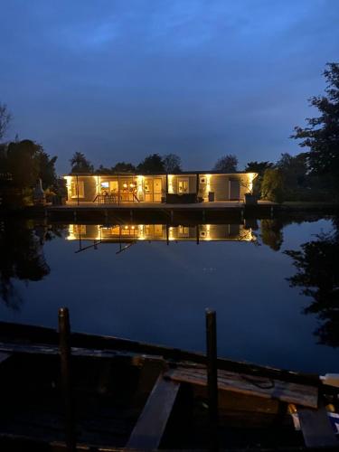 A szálláshely kívülről, Private Island Houseboat with Boat near Amsterdam in De Ronde Venen