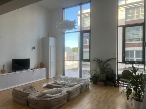bright and spacious loft style apartment, Londyn