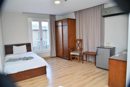 Single Room with Private Bathroom image 6