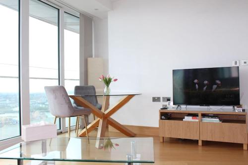 Luxurious Modern Canary Wharf Apt - London Views, London