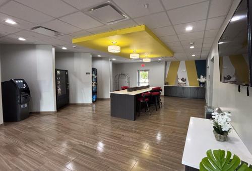 Studio 6 Dallas TX - Fair Park - image 2