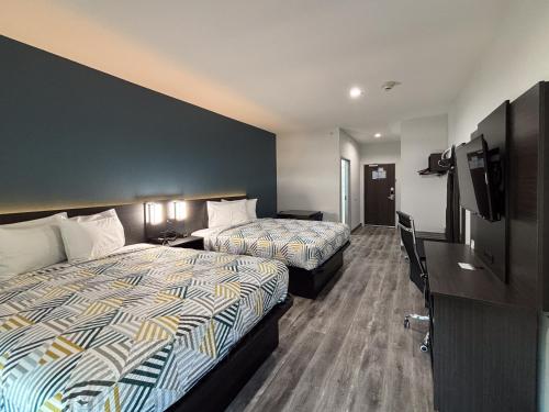 Queen Room with Two Queen Beds - Non-Smoking image 8