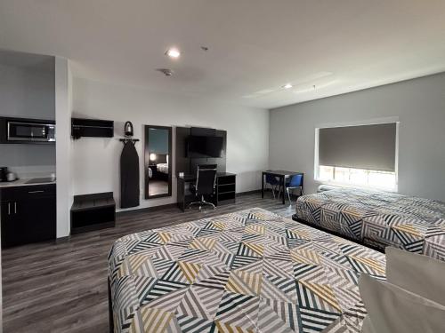 Queen Room with Two Queen Beds - Non-Smoking image 4