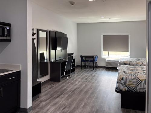 Queen Room with Two Queen Beds - Non-Smoking image 5