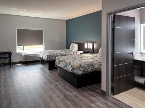 Queen Room with Two Queen Beds - Non-Smoking image 6