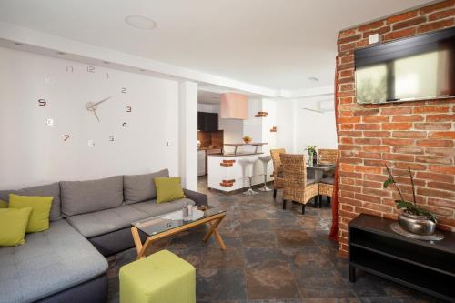 Hillside Apartments in มาตุลยี