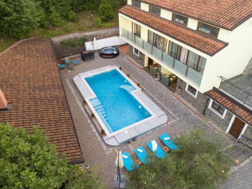 Hillside Apartments in มาตุลยี