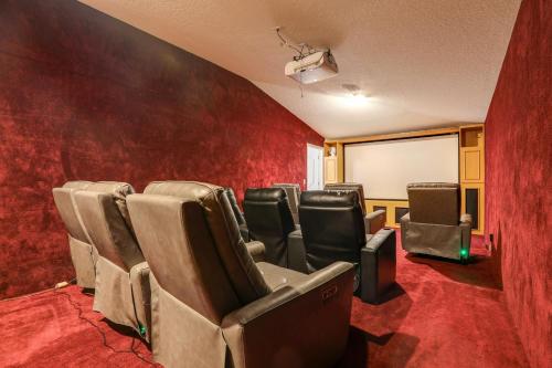 Sauna and Pool Access Luxe Wellington Apt!