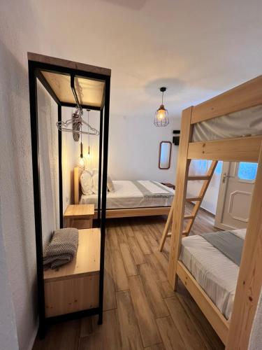 1 double bed, 1 bunk bed