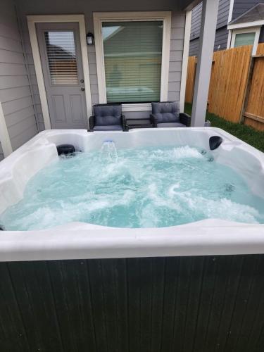 Elegant Home with Jacuzzi hot tub and pool table