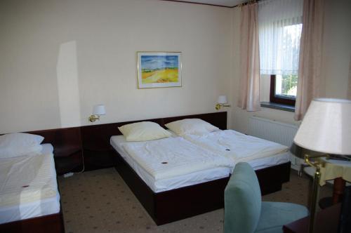 Landhotel Goldener Lowe mit Pension Am Taurastein 5.5km von Claußnitz entfernt