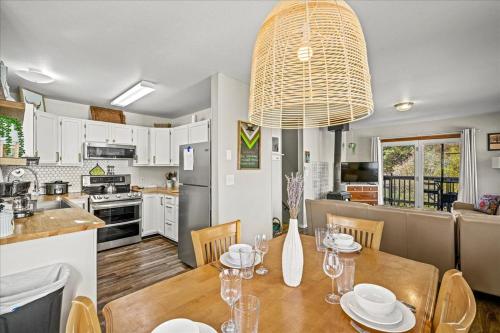 Steps to Hot Springs, Shops, & Trails 2BR Fiber