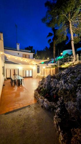 Vila Sitges, big house with pool in กินต์ มาร์