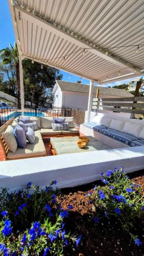 Vila Sitges, big house with pool in กินต์ มาร์