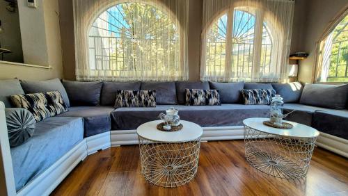 Vila Sitges, big house with pool in กินต์ มาร์