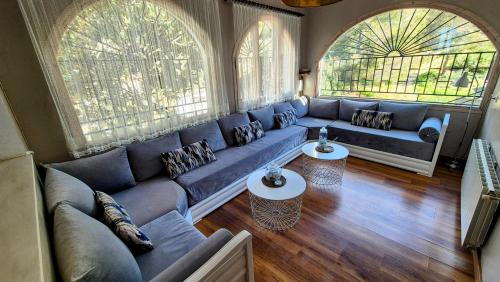 Vila Sitges, big house with pool in กินต์ มาร์