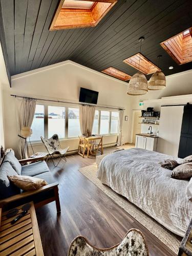 Ruang bersama/area TV, The Stonehouse Makers' Maisonette in Pictou (NS)