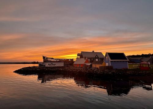 Pemandangan, The Stonehouse Makers' Maisonette in Pictou (NS)