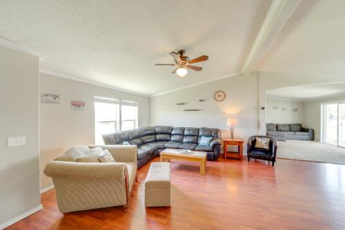 1 Mi to Lake: Getaway w/ Patio in Coulee City! in Hartline