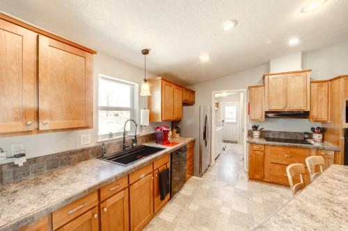1 Mi to Lake: Getaway w/ Patio in Coulee City! in Hartline