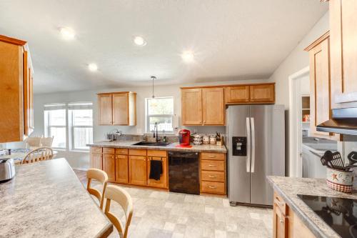 1 Mi to Lake: Getaway w/ Patio in Coulee City! in Hartline