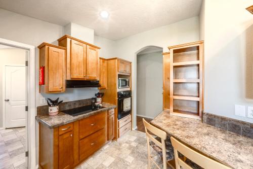 1 Mi to Lake: Getaway w/ Patio in Coulee City! in Hartline
