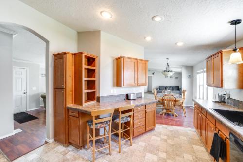 1 Mi to Lake: Getaway w/ Patio in Coulee City! in Hartline