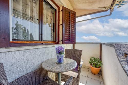 One-Bedroom Apartment with Sea View and Balcony