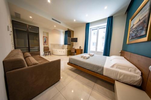 Double Room with Spa Bath image 10