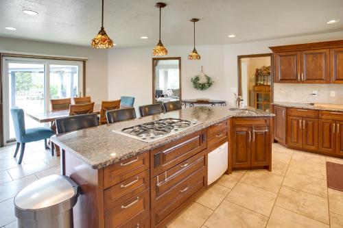 Hike, Golf, Ski & More: Family Home in South Weber in South Weber