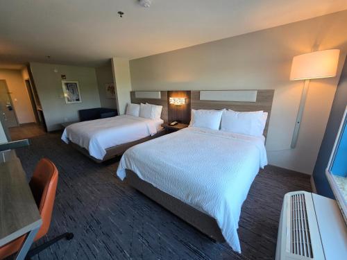 Queen Suite with Two Queen Beds and Mobility Accessible Tub - Non-Smoking