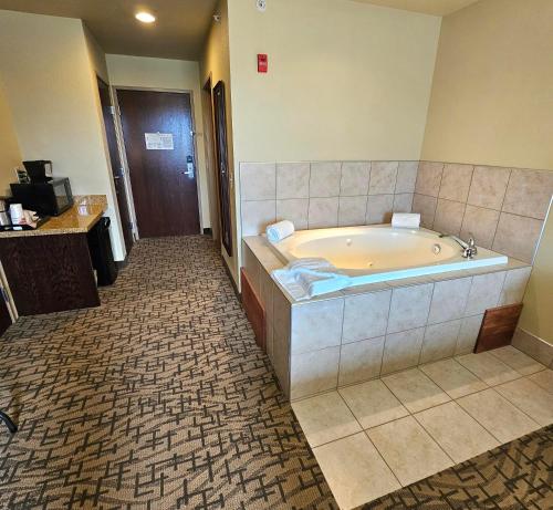 Cobblestone Inn & Suites - Clintonville - image 2