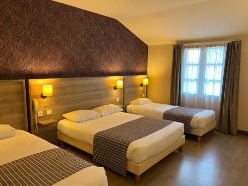 1 queen bed, 2 twin beds
