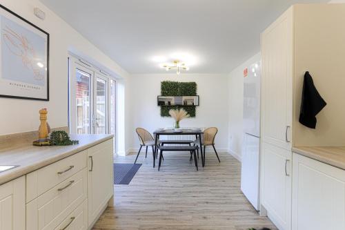 ห้องครัว, Stylish and spacious 4 bedroom Central location perfect for families and contractors in ลอว์ลีย์