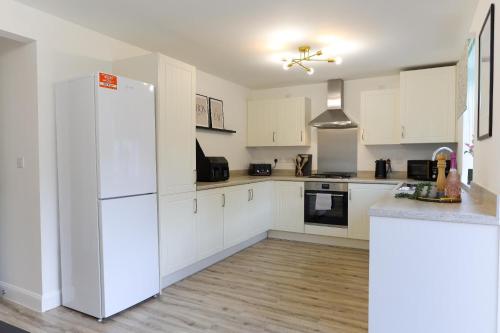 ห้องครัว, Stylish and spacious 4 bedroom Central location perfect for families and contractors in ลอว์ลีย์