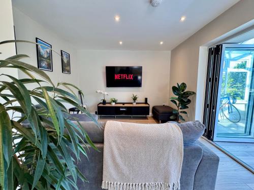 Modern Retreat in Mumbles - Disabled Access!