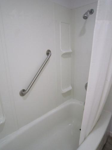 Cassville Budget Inn - 샤워실