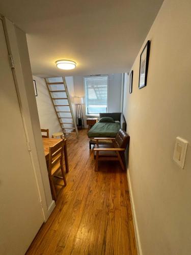 Union Square Studio 4 with Shower - Shared toilet, New York (photo 9)
